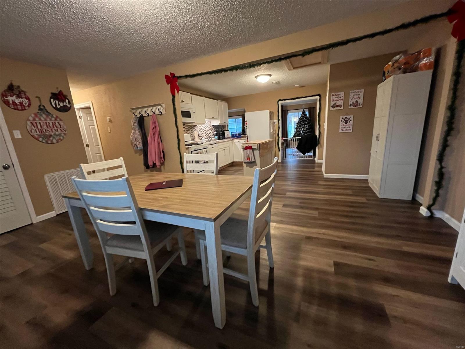 Wood River, Illinois 62095, United States, 2 Bedrooms Bedrooms, ,1 BathroomBathrooms,Residential,Pending,30381