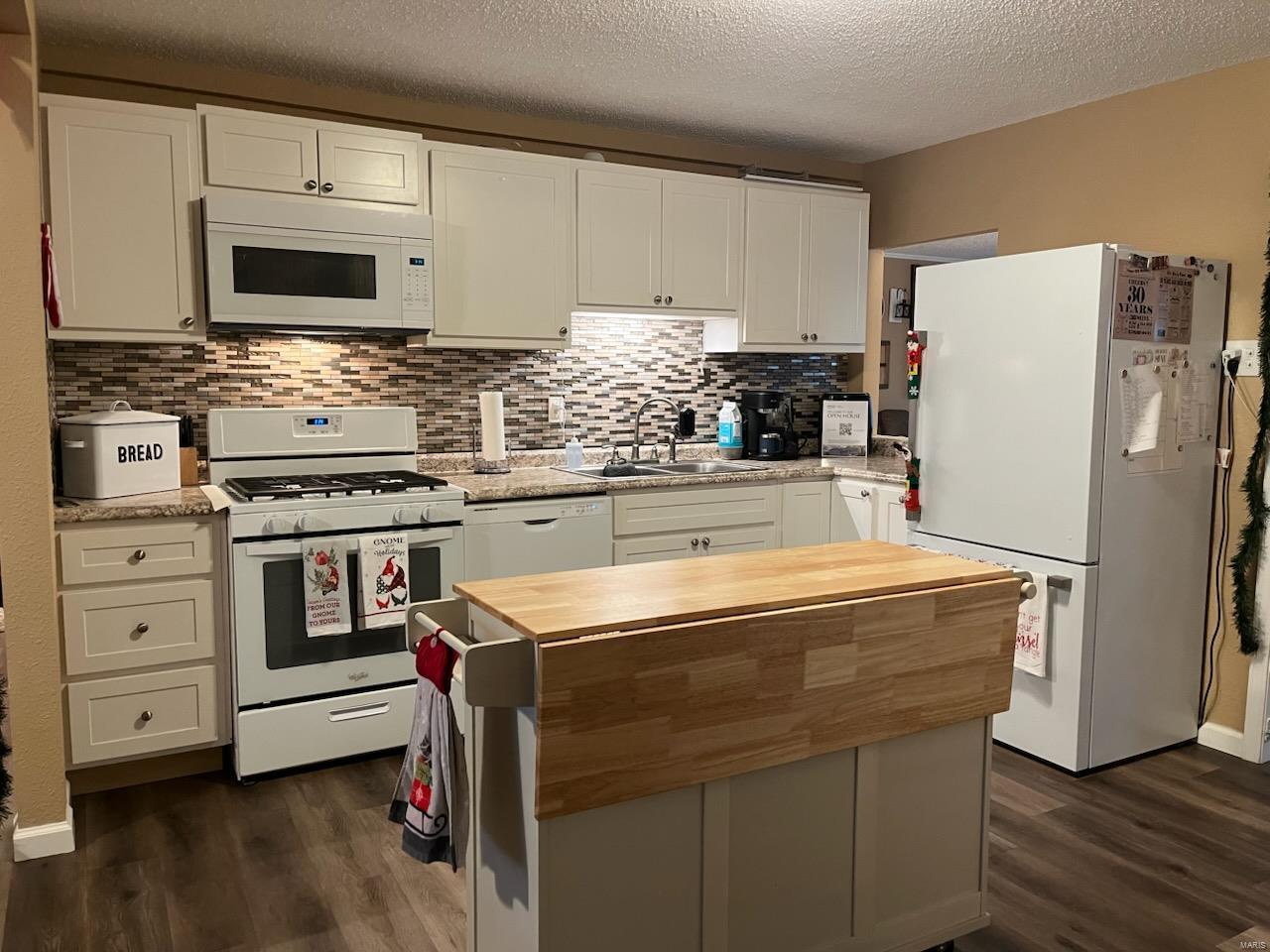 Wood River, Illinois 62095, United States, 2 Bedrooms Bedrooms, ,1 BathroomBathrooms,Residential,Pending,30381