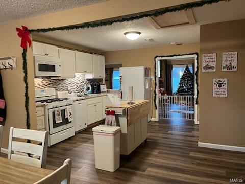 Wood River, Illinois 62095, United States, 2 Bedrooms Bedrooms, ,1 BathroomBathrooms,Residential,Pending,30381