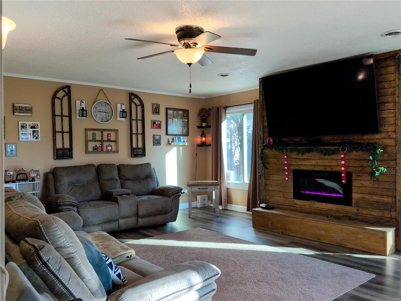 Wood River, Illinois 62095, United States, 2 Bedrooms Bedrooms, ,1 BathroomBathrooms,Residential,Pending,30381