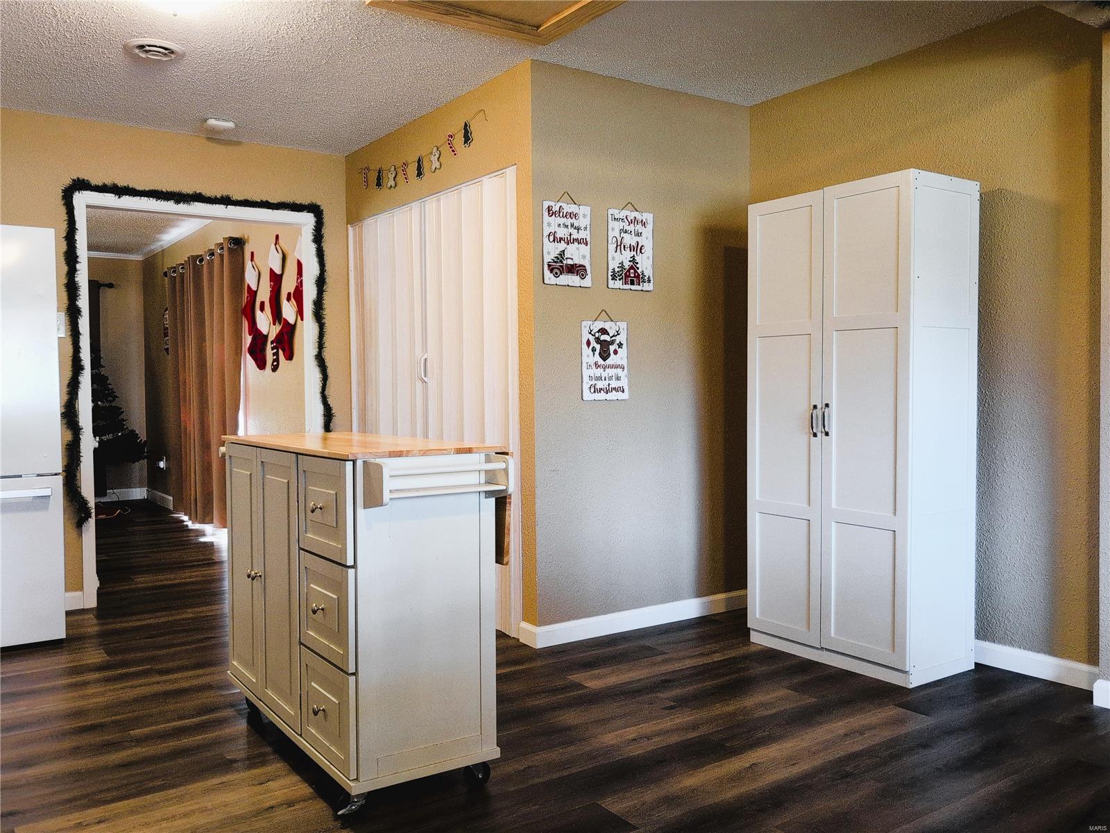 Wood River, Illinois 62095, United States, 2 Bedrooms Bedrooms, ,1 BathroomBathrooms,Residential,Pending,30381