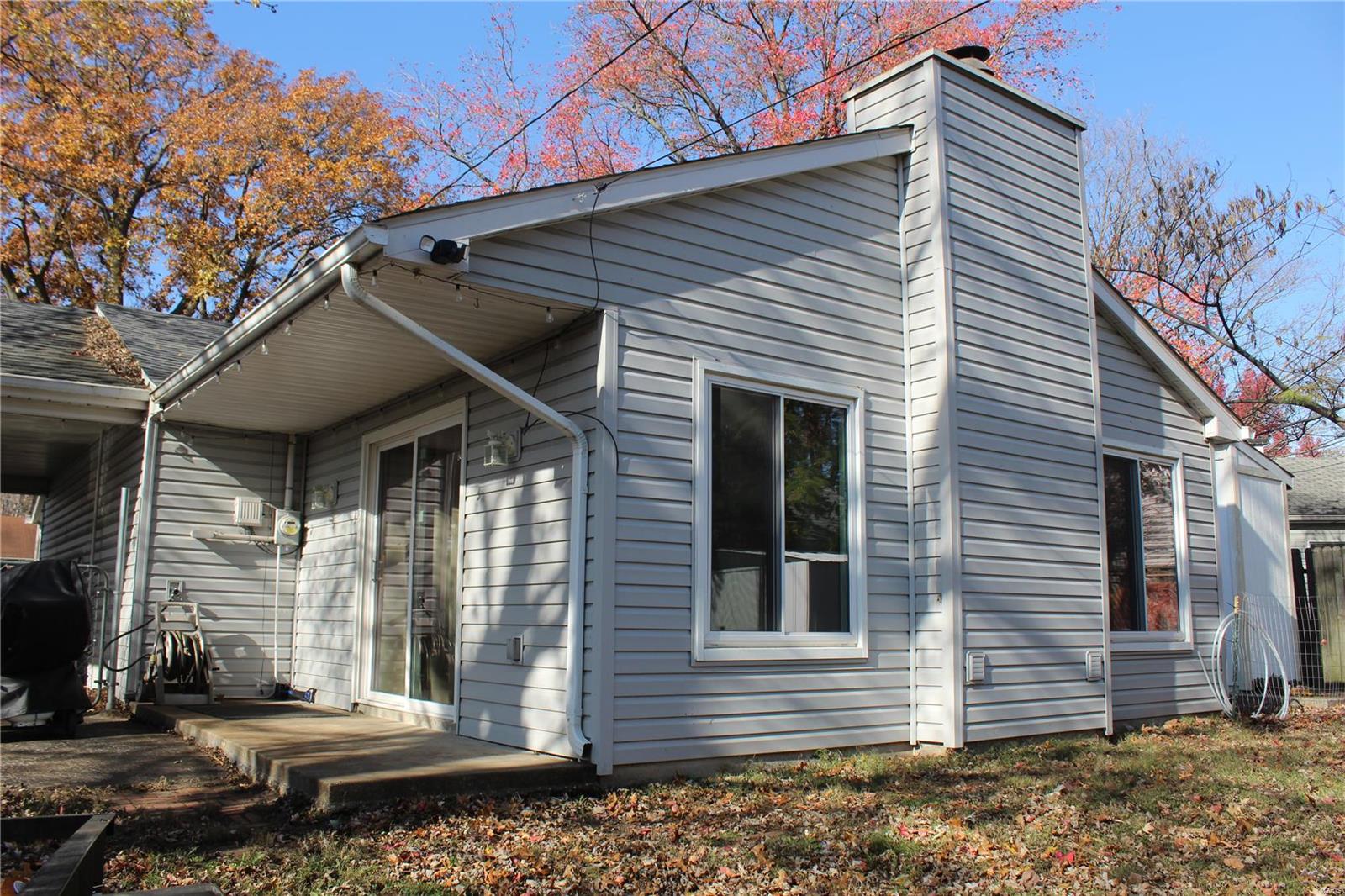 Wood River, Illinois 62095, United States, 2 Bedrooms Bedrooms, ,1 BathroomBathrooms,Residential,Pending,30381