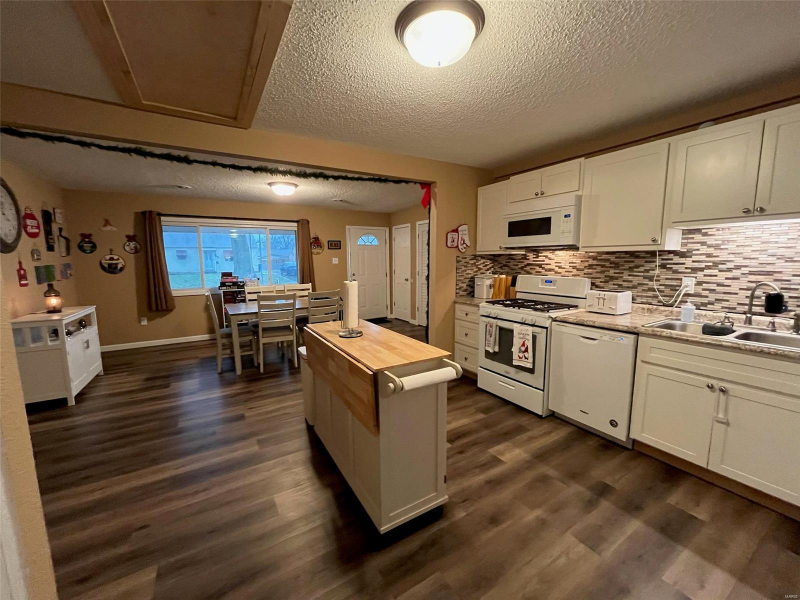 Wood River, Illinois 62095, United States, 2 Bedrooms Bedrooms, ,1 BathroomBathrooms,Residential,Pending,30381