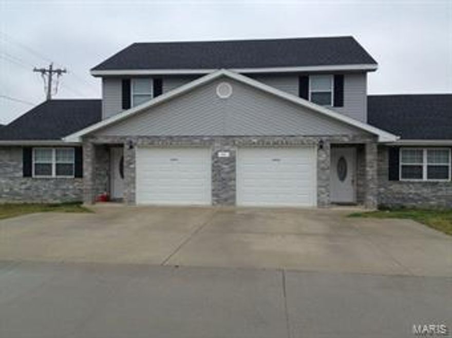 Enjoy this town 3 bedrooms, 2 bathrooms duplex with washer/dryer included. Located minutes from the West Gate. Close to dining, shopping, and entertainment! Water, Sewer, Trash, Lawn Maintenance included. 

No Small Included!