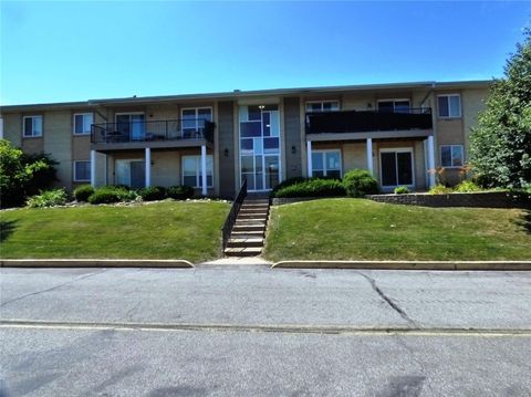 Condominium in St Louis MO 10328 Forest Brook Lane.jpg