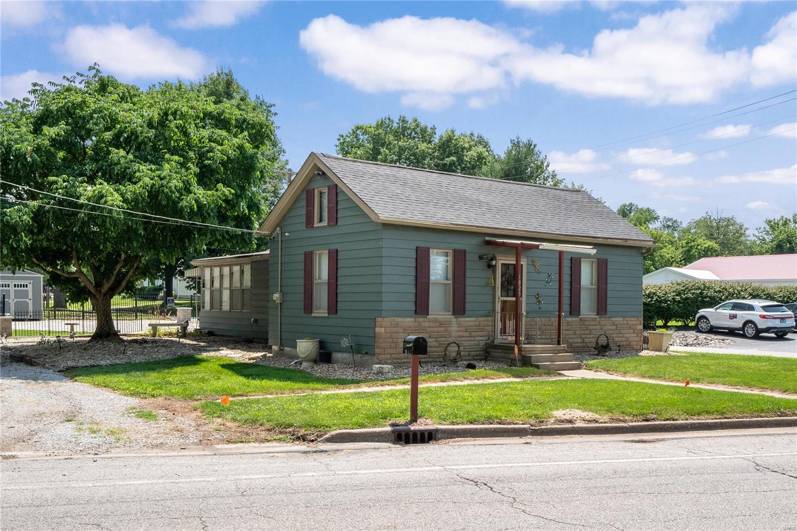 Godfrey, Illinois 62035, United States, 2 Bedrooms Bedrooms, ,1 BathroomBathrooms,Residential,Pending,52079