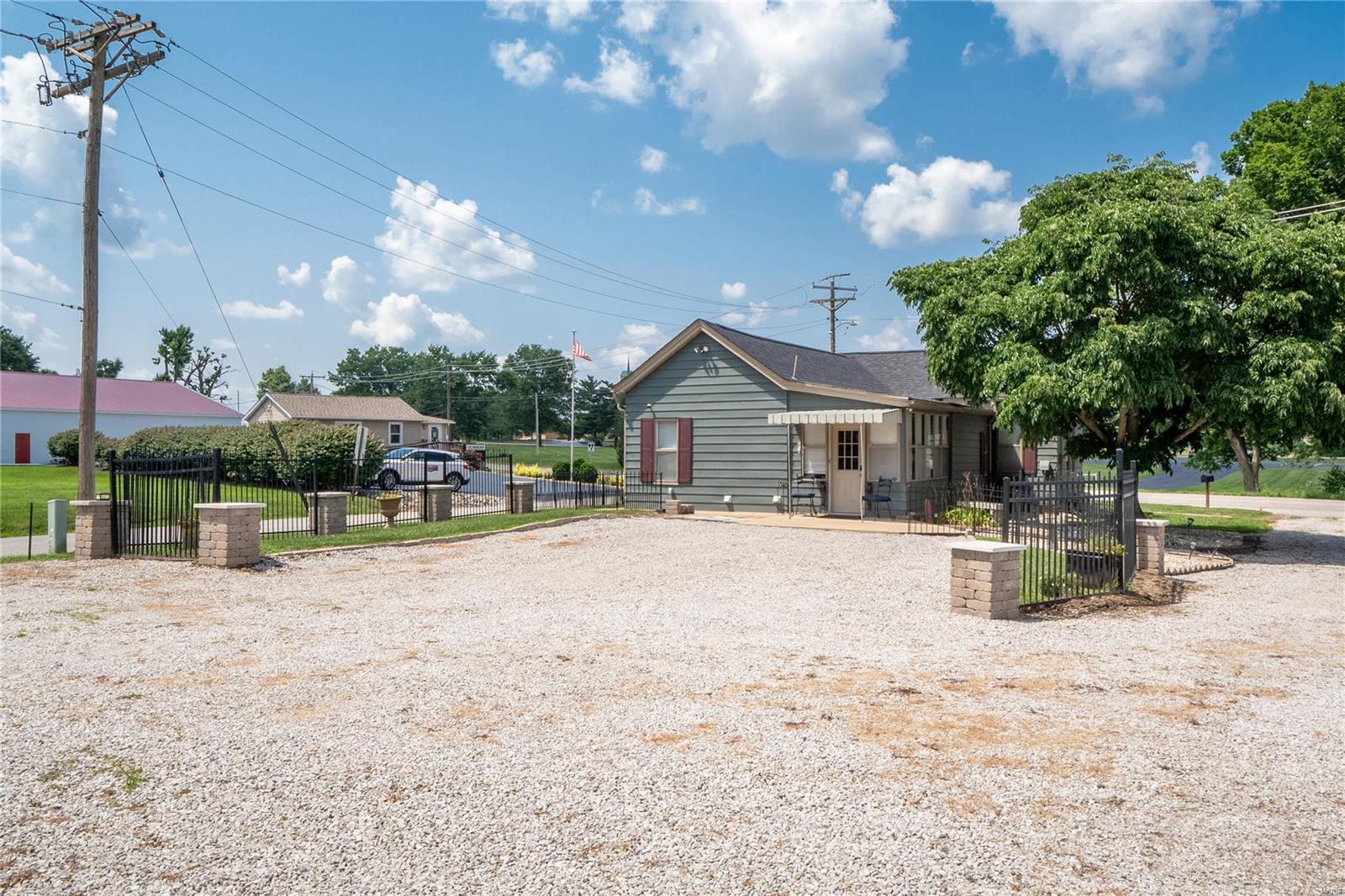 Godfrey, Illinois 62035, United States, 2 Bedrooms Bedrooms, ,1 BathroomBathrooms,Residential,Pending,52079
