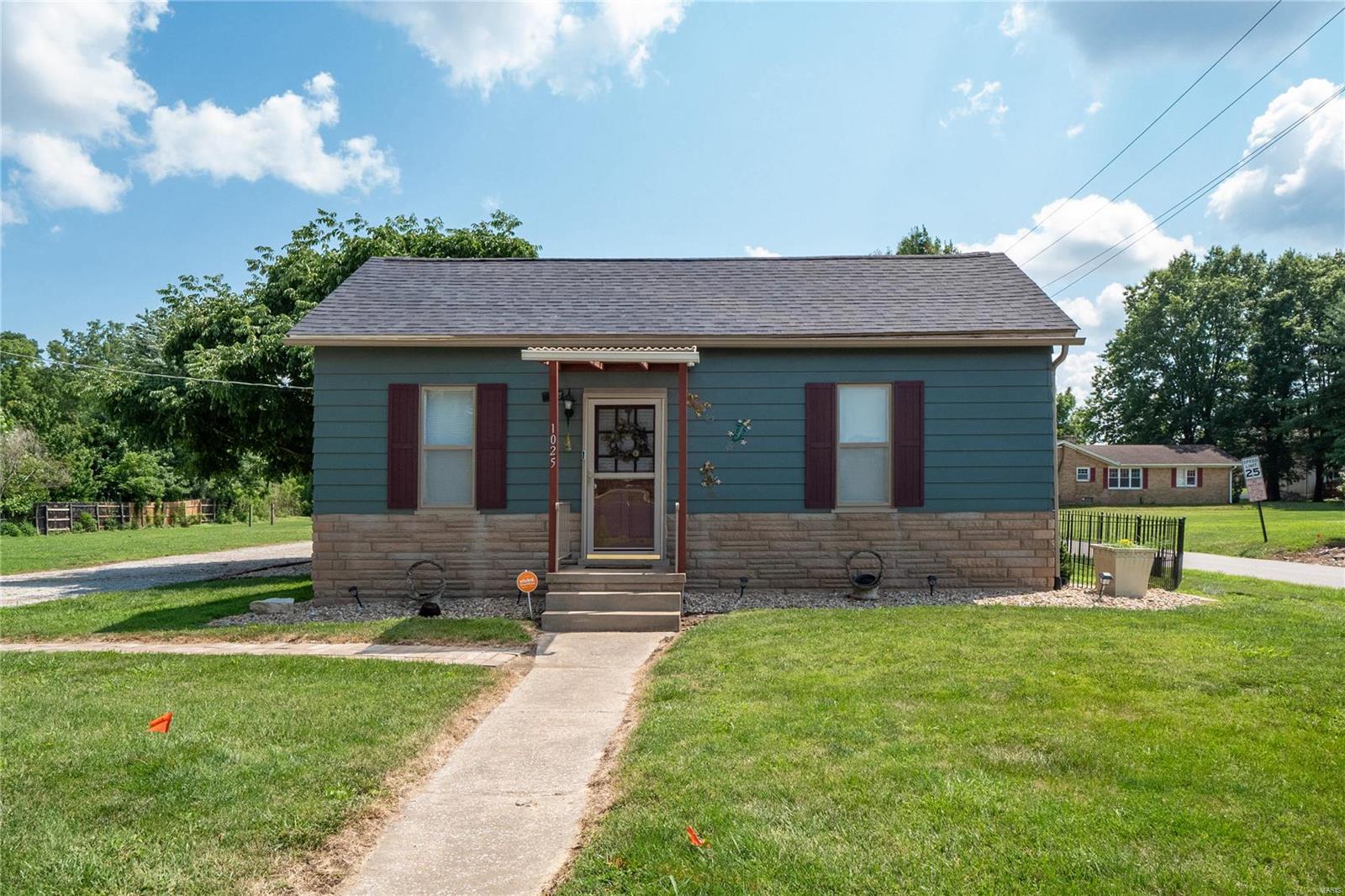 Godfrey, Illinois 62035, United States, 2 Bedrooms Bedrooms, ,1 BathroomBathrooms,Residential,Pending,52079