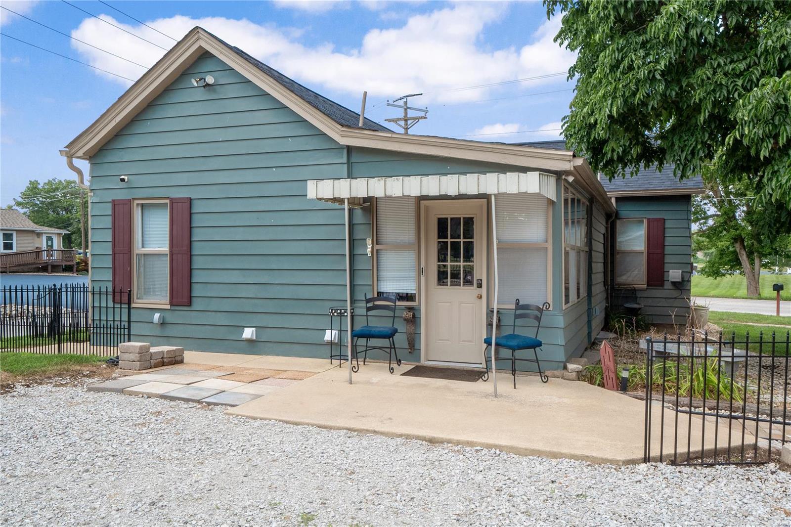 Godfrey, Illinois 62035, United States, 2 Bedrooms Bedrooms, ,1 BathroomBathrooms,Residential,Pending,52079