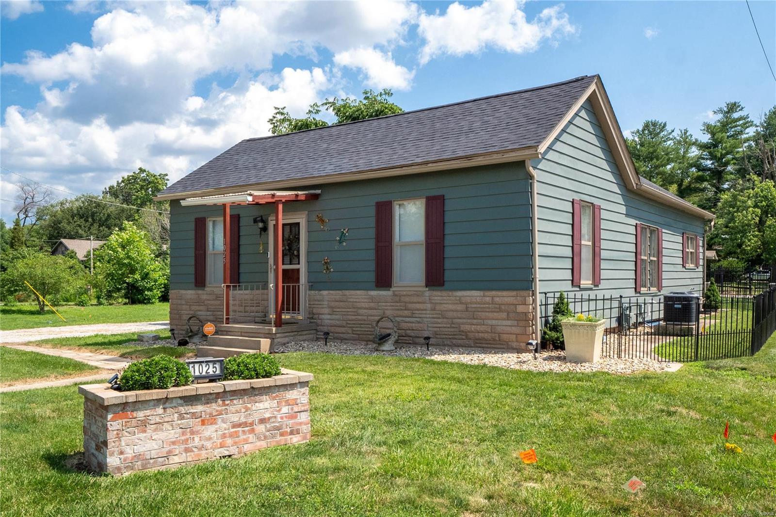 Godfrey, Illinois 62035, United States, 2 Bedrooms Bedrooms, ,1 BathroomBathrooms,Residential,Pending,52079