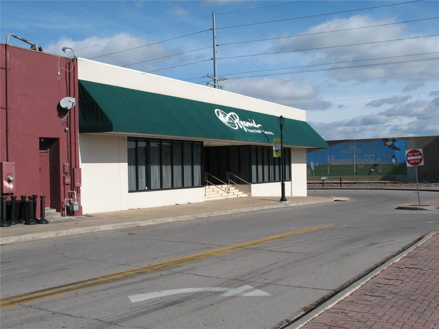 13,694 SF, single level commercial building with multiple entrances from 3 separate streets, Main, Independence and Water Streets. Large open areas and office areas that makes this property suitable for various uses and businesses. Features on-street parking along with access to a huge downtown municipal off-street parking lot just across from the building.  Located in historical downtown Cape Girardeau adjacent to the riverfront wall.  Although the past use was for a customer service operation center, it is suitable for other types of various uses and businesses. Location: Downtown