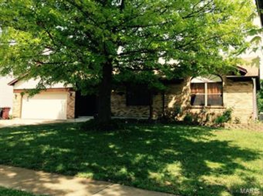 Beautiful 4 bd, 3 bath , open floor plan,  Rockwood Schools, Newer hard wood floors on main floor. Fresh paint through out,  lower level is finished with walkout , large rec room , bedroom , utility room , another room could be 5th bedroom ,  2 extra rms , Large deck off breakfast /family room overlooking , huge fenced , mostly level yard,  backing to wooded common ground , privacy ,  perfect for family gatherings , Great location.  Showings start Monday, May 18 , Seller is offering HSA home warranty .