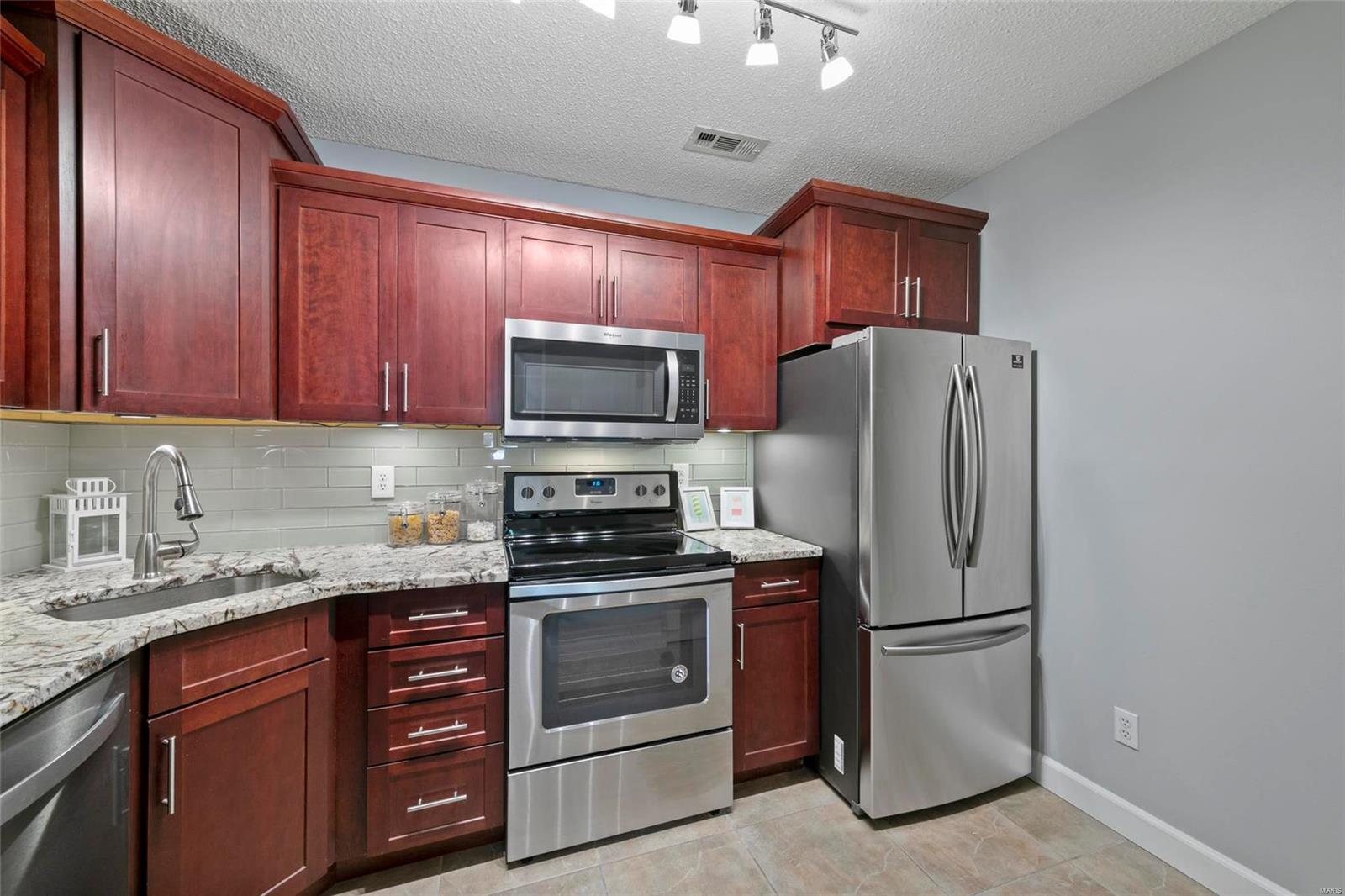 Brentwood Forest Condo Ph Six T - Residential