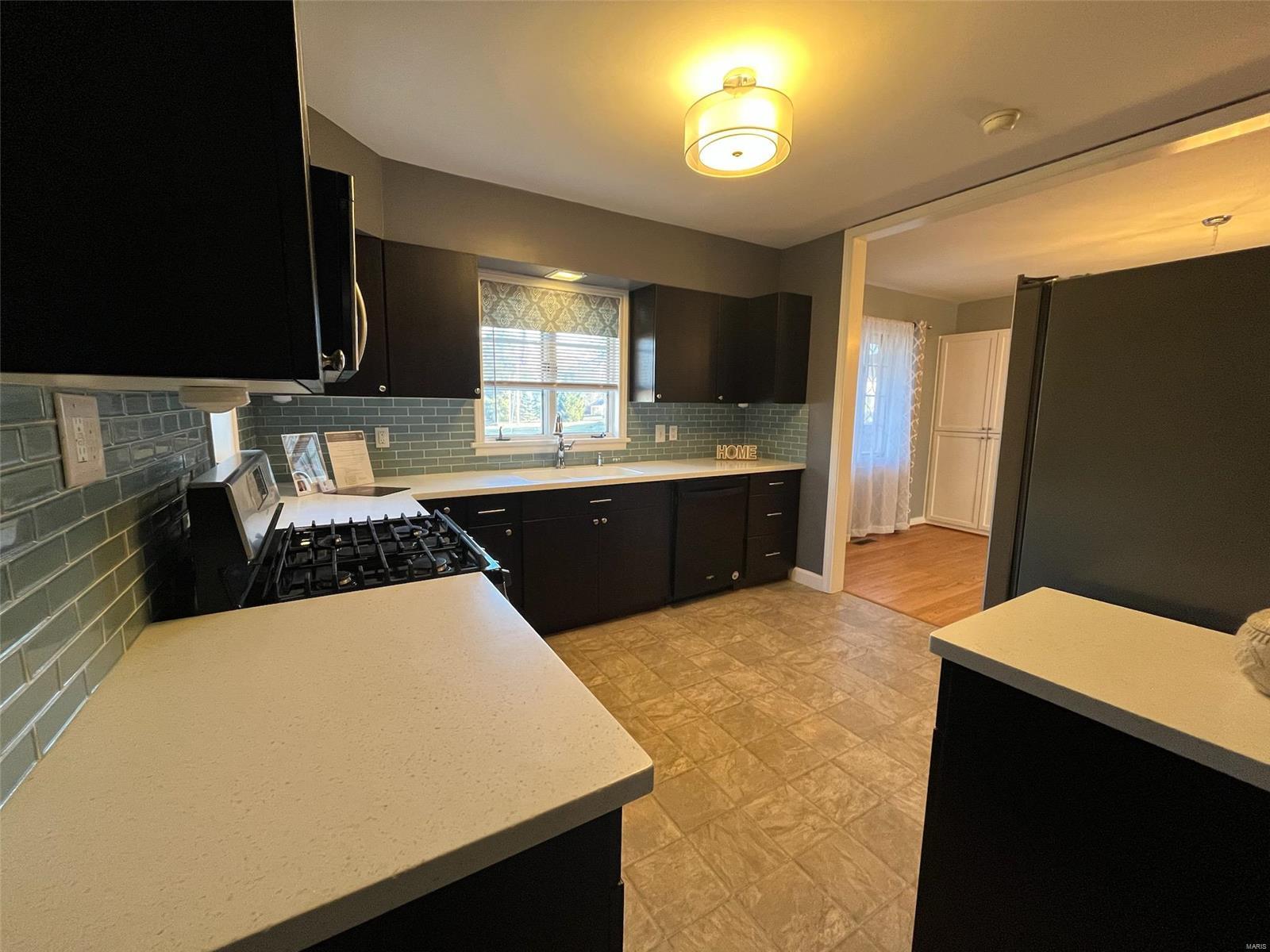 Godfrey, Illinois 62035, United States, 2 Bedrooms Bedrooms, ,2 BathroomsBathrooms,Residential,Pending,27290