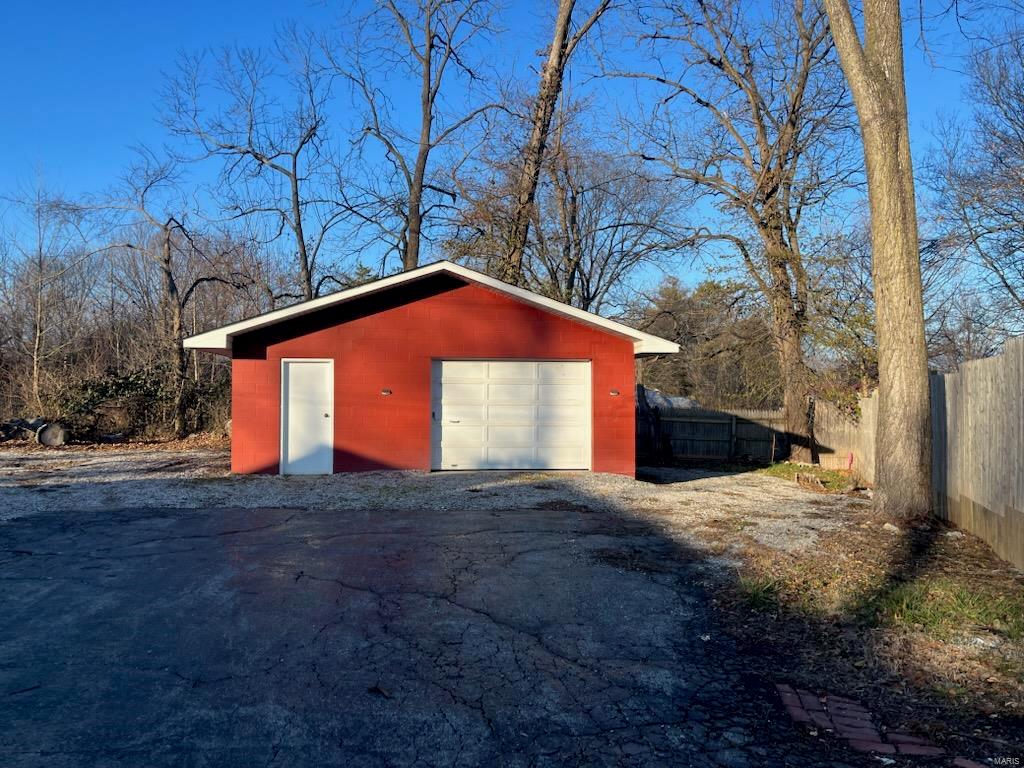 Godfrey, Illinois 62035, United States, 2 Bedrooms Bedrooms, ,2 BathroomsBathrooms,Residential,Pending,27290