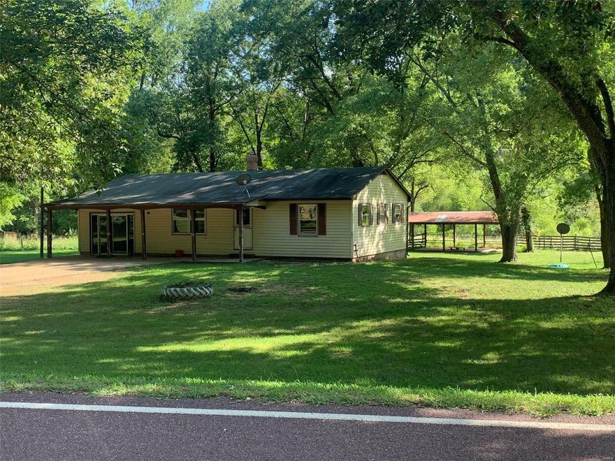 Nice home with barn and pavilion in the country. Approximately 10 min. south of Sullivan. Property is approximately 4.4 acres of open field ground with a horse barn (approximately 45x40) and pavilion (approximately 18x24).