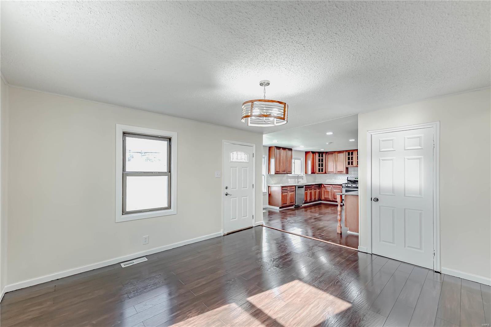 Maryland Heights, Missouri 63043, United States, 3 Bedrooms Bedrooms, ,2 BathroomsBathrooms,Residential,Pending,28079