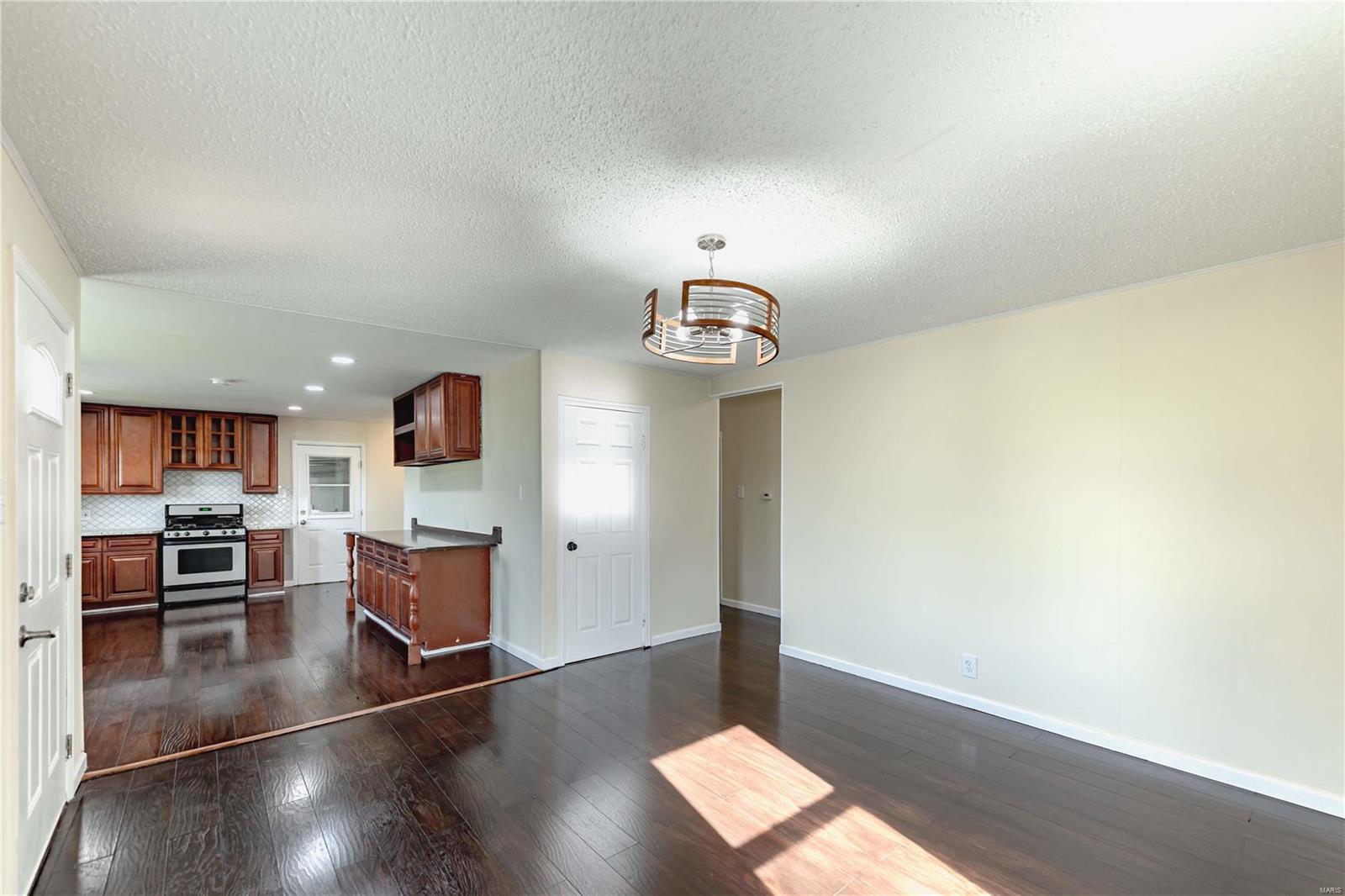 Maryland Heights, Missouri 63043, United States, 3 Bedrooms Bedrooms, ,2 BathroomsBathrooms,Residential,Pending,28079