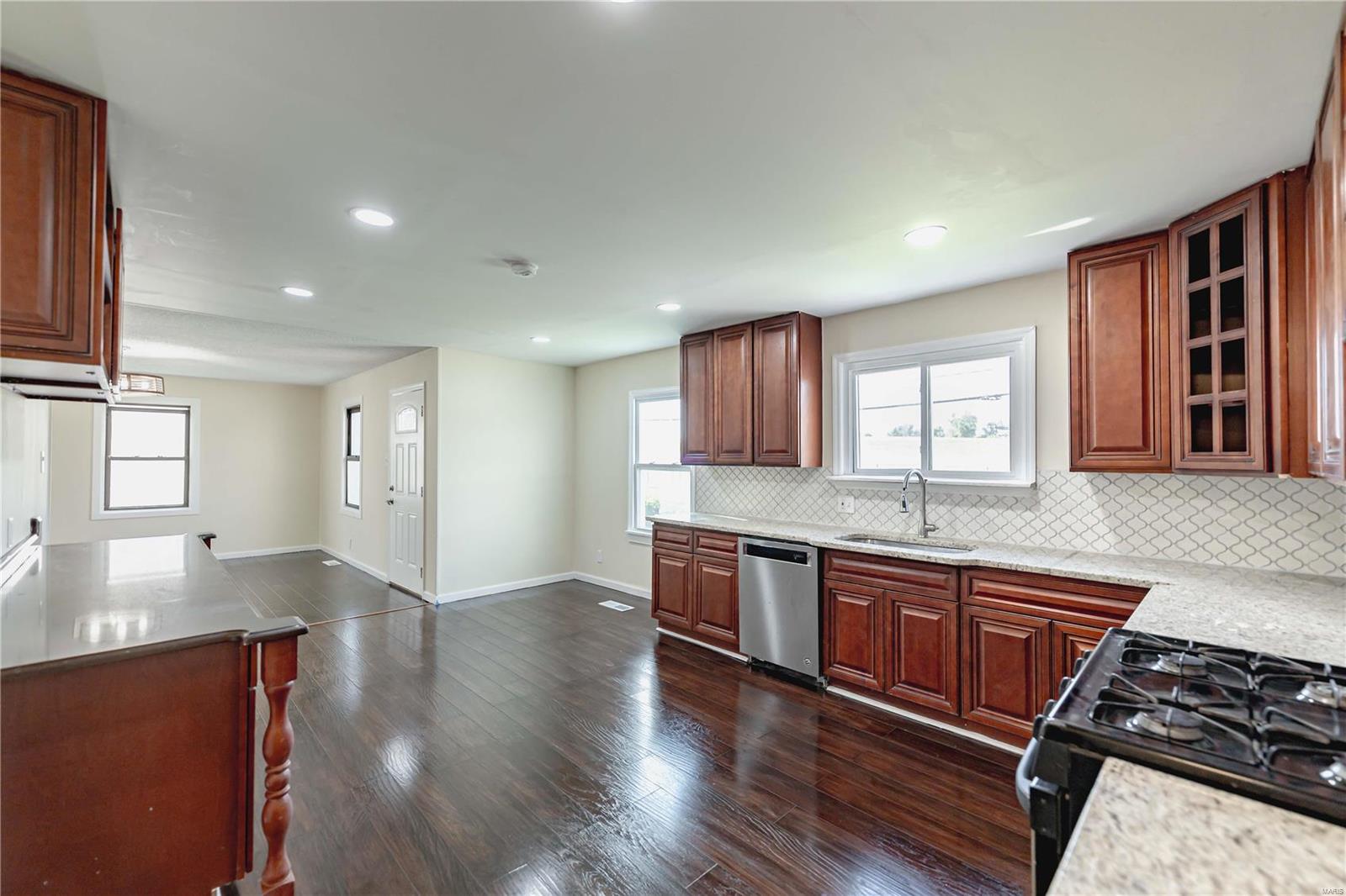 Maryland Heights, Missouri 63043, United States, 3 Bedrooms Bedrooms, ,2 BathroomsBathrooms,Residential,Pending,28079