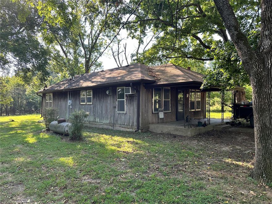 In the market for an investment property? Take a look at this fixer upper featuring 4 bedrooms and 1 bath, all on one level just outside of Doniphan. This 1,104+/- square foot house sits on half an acre+/- with woods and partial pasture bordering three sides at the end of a dead end road. Would make a good flip house or rental property. Roof and cabinets were redone in 2014 as well as walls were injected with foam insulation.