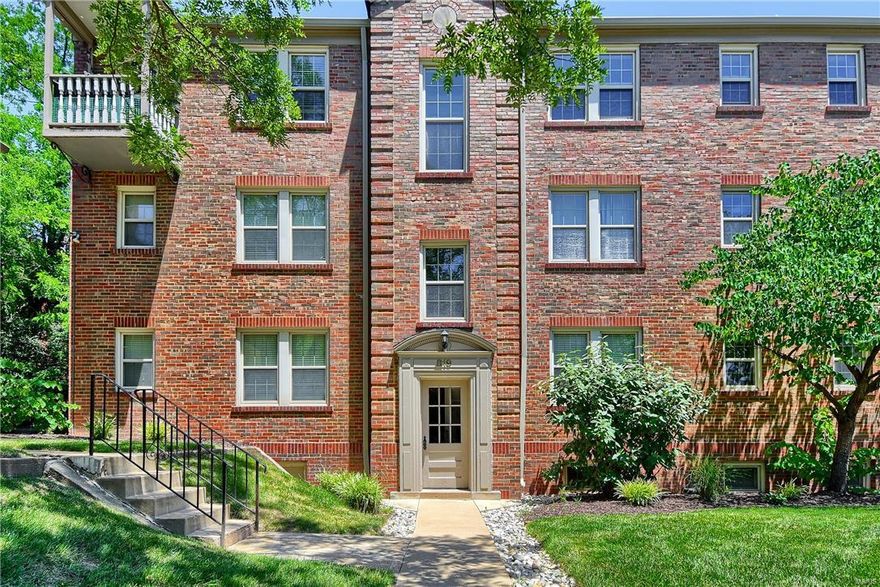 Beautifully updated 1 bedroom 2nd floor condo in the hear of the Moorlands.  Bright and airy, this unit has very much to offer including granite counter tops, stainless steel appliances, gleaming hardwood floors, and neutral colors.  The separate family room ties into the alcove which can be used as an office and provides additional space.  The open concept allows for entertaining and the convenience to step out your door and enjoy the walkability to the Wydown Business District. Rounding out the amenities are the in-unit washer and dryer and the 1 covered parking space in the lower level garage. Location: End Unit