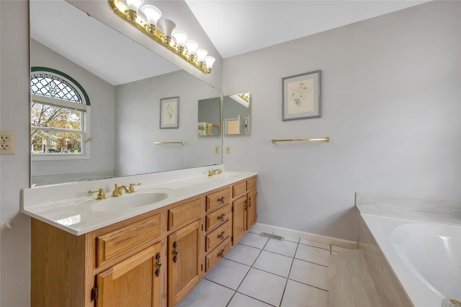 Wildwood, Missouri 63038, United States, 4 Bedrooms Bedrooms, ,4 BathroomsBathrooms,Residential,Pending,112406