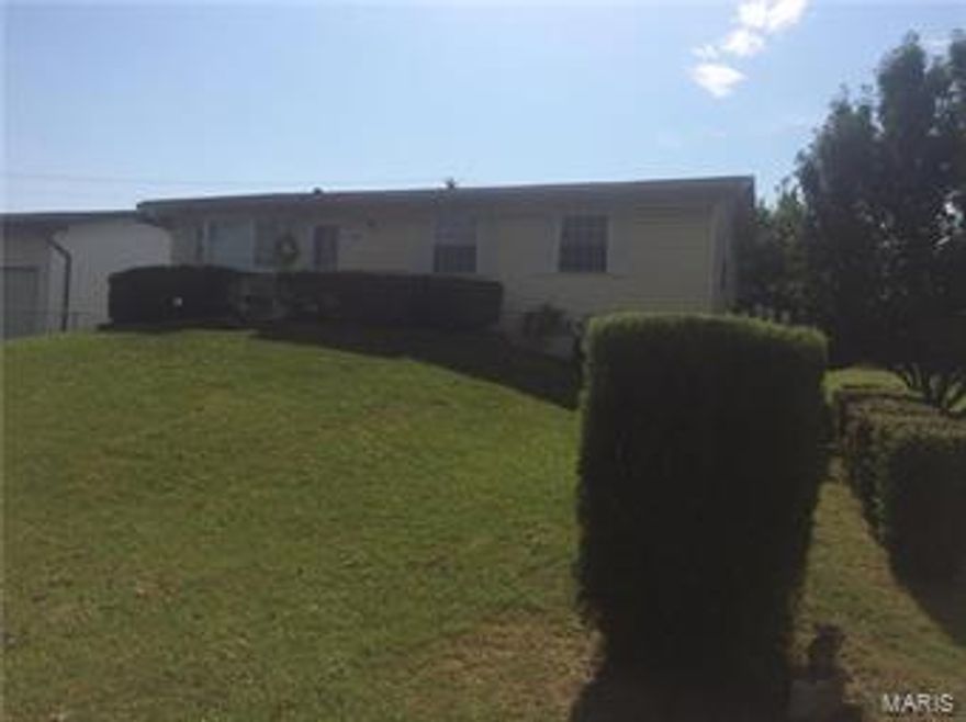 Great price on this home will not last long!! Call today for appt!!!new roof and several other repairs done recently