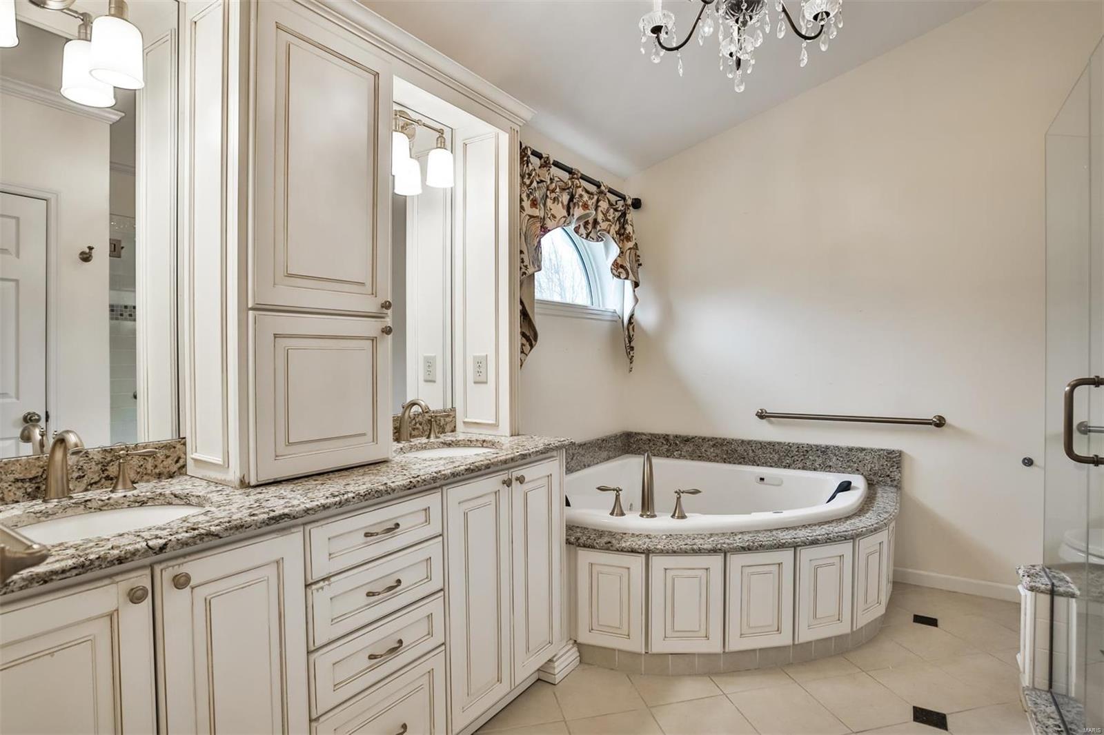 St Louis, Missouri 63122, United States, 4 Bedrooms Bedrooms, ,3 BathroomsBathrooms,Residential,Pending,5917