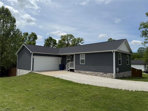 Photo of 1600 Missouri Avenue, Pacific, MO 63069 (MLS # 25028911)
