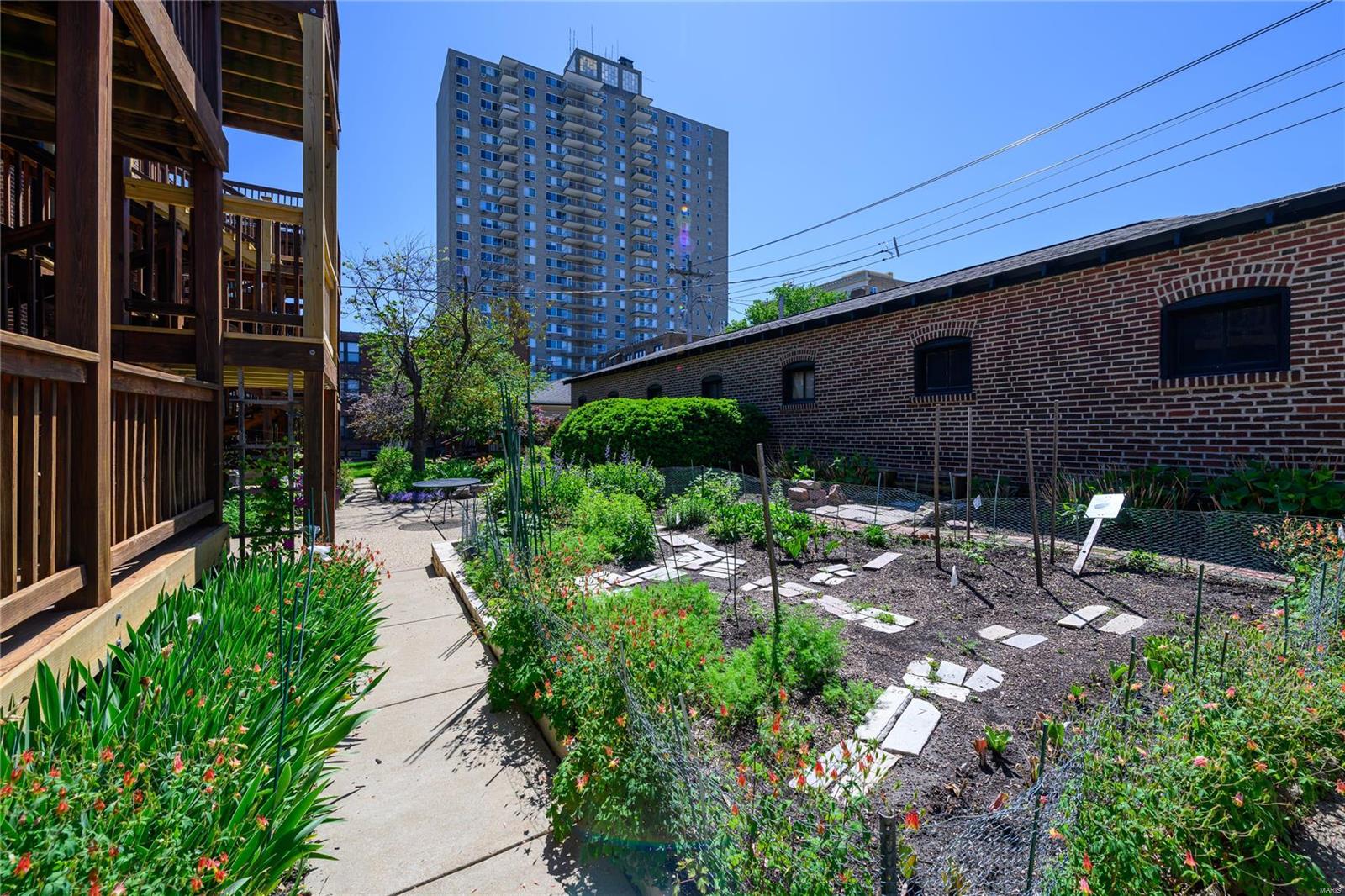 St Louis, Missouri 63105, United States, 3 Bedrooms Bedrooms, ,2 BathroomsBathrooms,Residential,Pending,56677