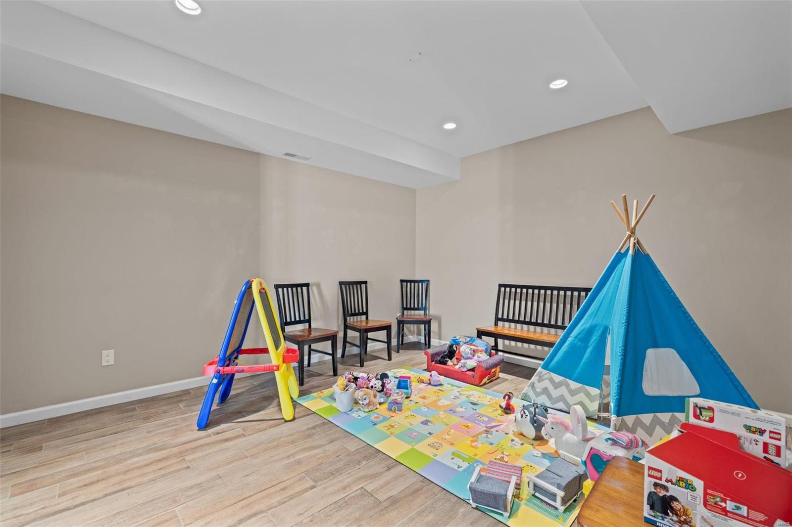 Anton Place - Residential