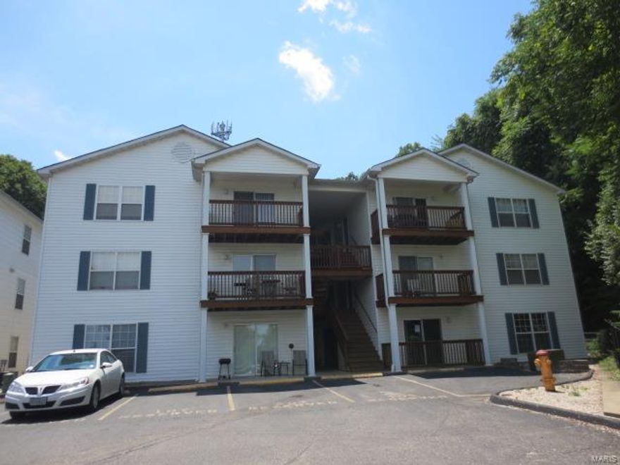 GROUND LEVEL 2 BEDROOM 2 FULL BATH CONDO IN VALLEY PARK.  WHEN YOU WALK IN THE DOOR YOU ARE GREETED WITH AN OPEN FLOOR PLAN.  THE KITCHN IS SPACIOUS WITH A LARGE PANTRY AND ISLAND.  THE LIVING ROOM IS LARGE WITH AMPLE ROOM FOR FRIENDS AND FAMILY.  THE BEDROOMS ARE OVERSIZED AND HAVE WALK IN CLOSETS.  ASSIGNED PARKING.  Please refer to HUDHomestore for the most recent bidding Period details and information on this property.  HUD Acquired Property. Property being sold 'AS IS'. All utilities are turned OFF. Please, use discretion when showing and bring a flashlight. SpecialListingConditions: Foreclosure Location: Ground Level