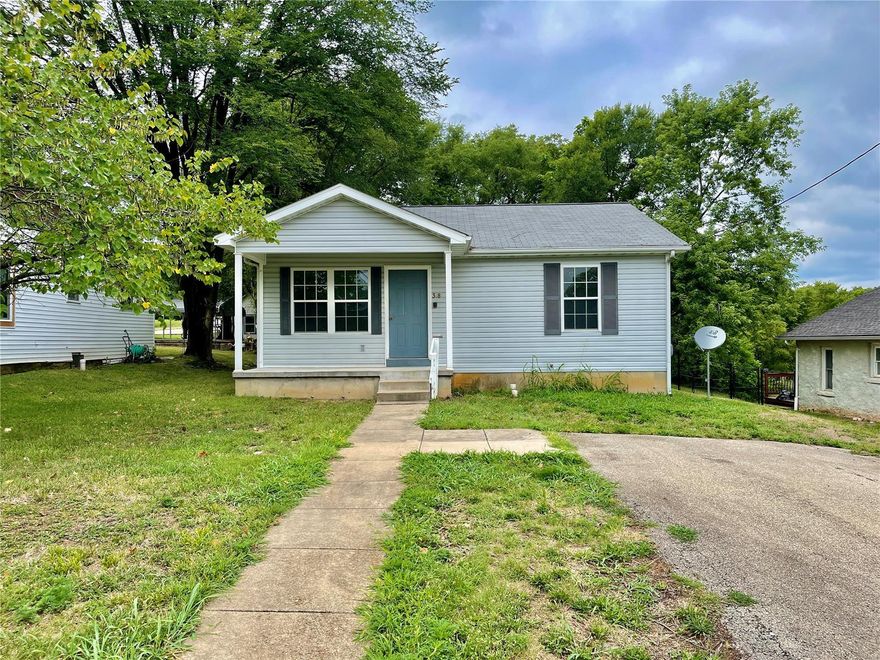 Looking for simple easy living? You have found it. This open floor plan house offers new flooring through out, Freshly painted walls and updated bathroom. Level back yard for your family entertainment. House is located in a great location close to town for your shopping needs.