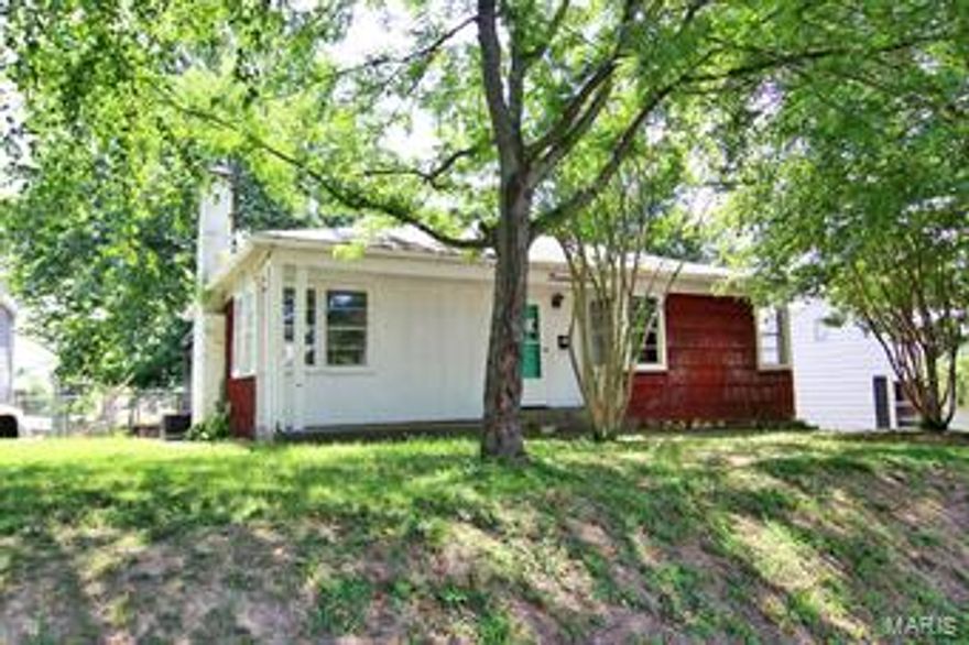 Great potential in this 2 BR Ranch Home. Needs facelift and garage work. SpecialListingConditions: Foreclosure