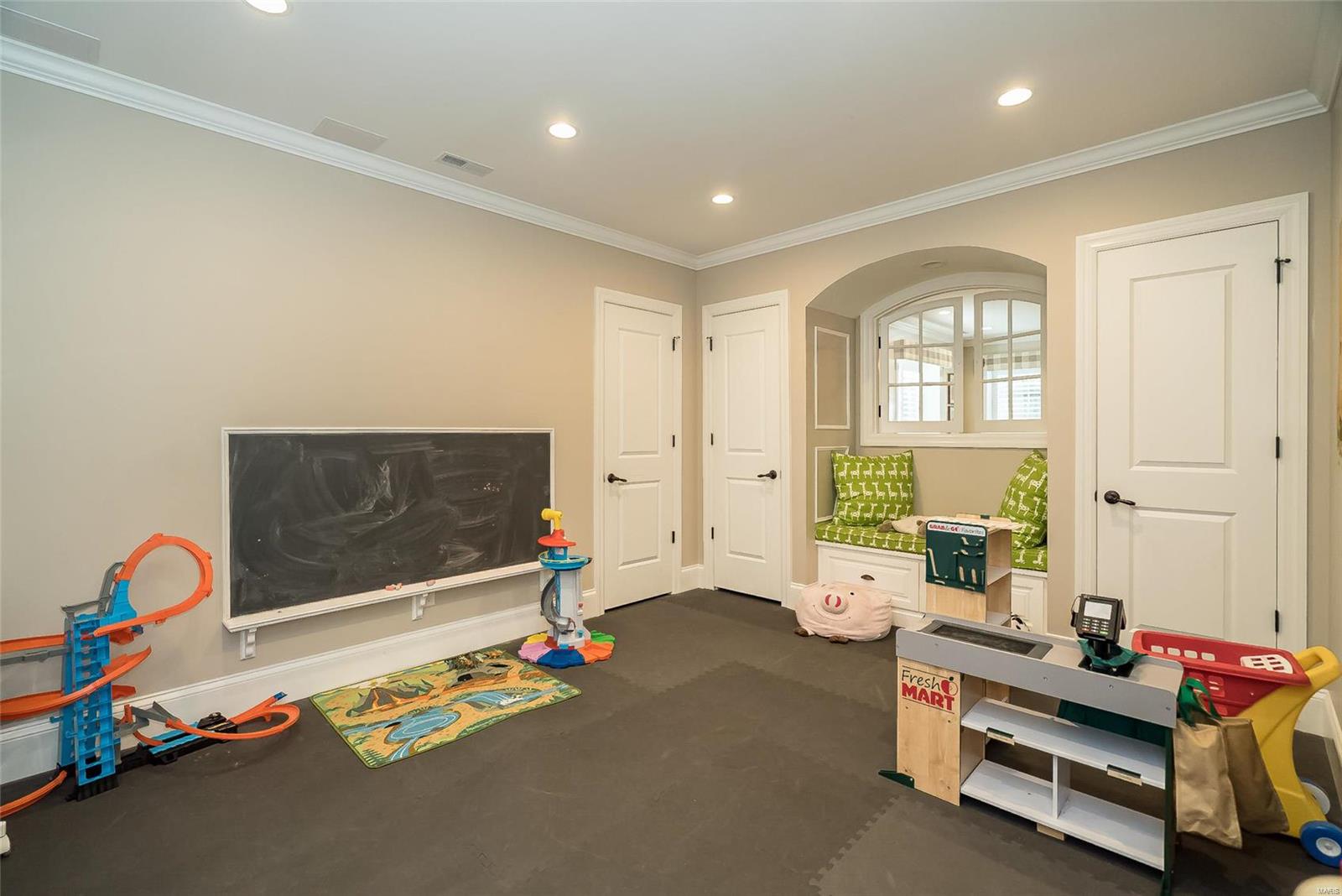 Ladue Court - Residential