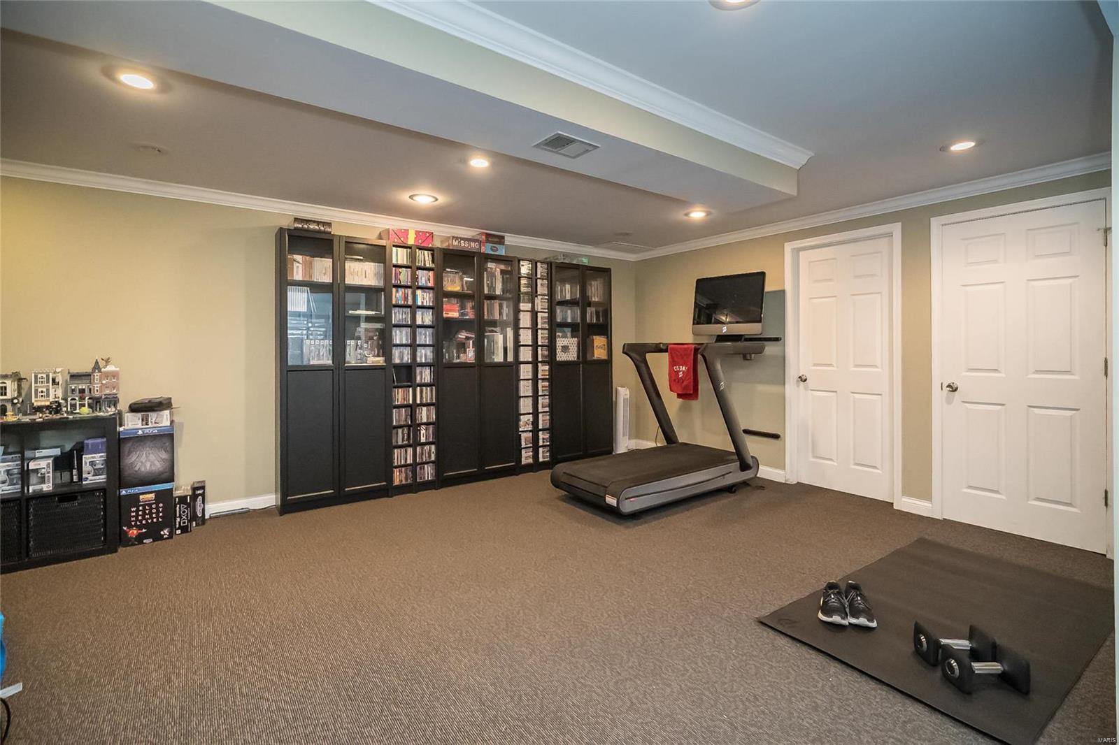 Westbury Manor 6 - Residential