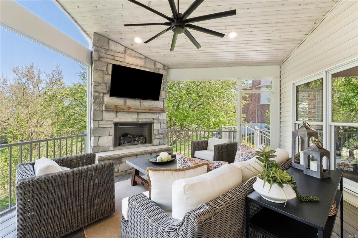 Chesterfield, Missouri 63017, United States, 5 Bedrooms Bedrooms, ,6 BathroomsBathrooms,Residential,Pending,113341