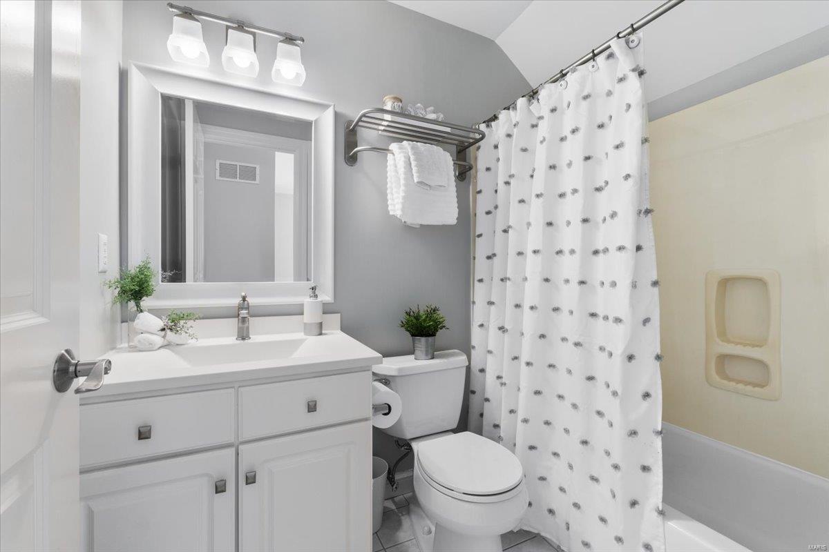 Chesterfield, Missouri 63017, United States, 5 Bedrooms Bedrooms, ,6 BathroomsBathrooms,Residential,Pending,113341