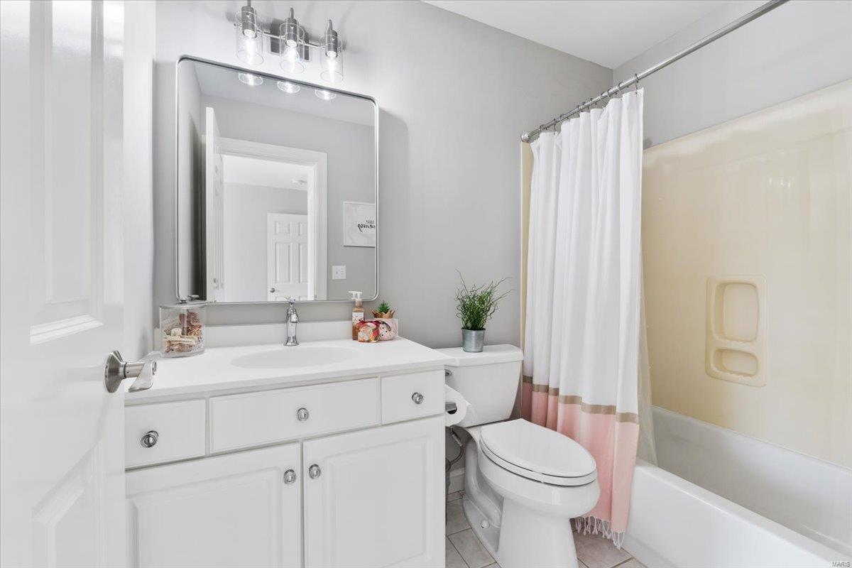 Chesterfield, Missouri 63017, United States, 5 Bedrooms Bedrooms, ,6 BathroomsBathrooms,Residential,Pending,113341