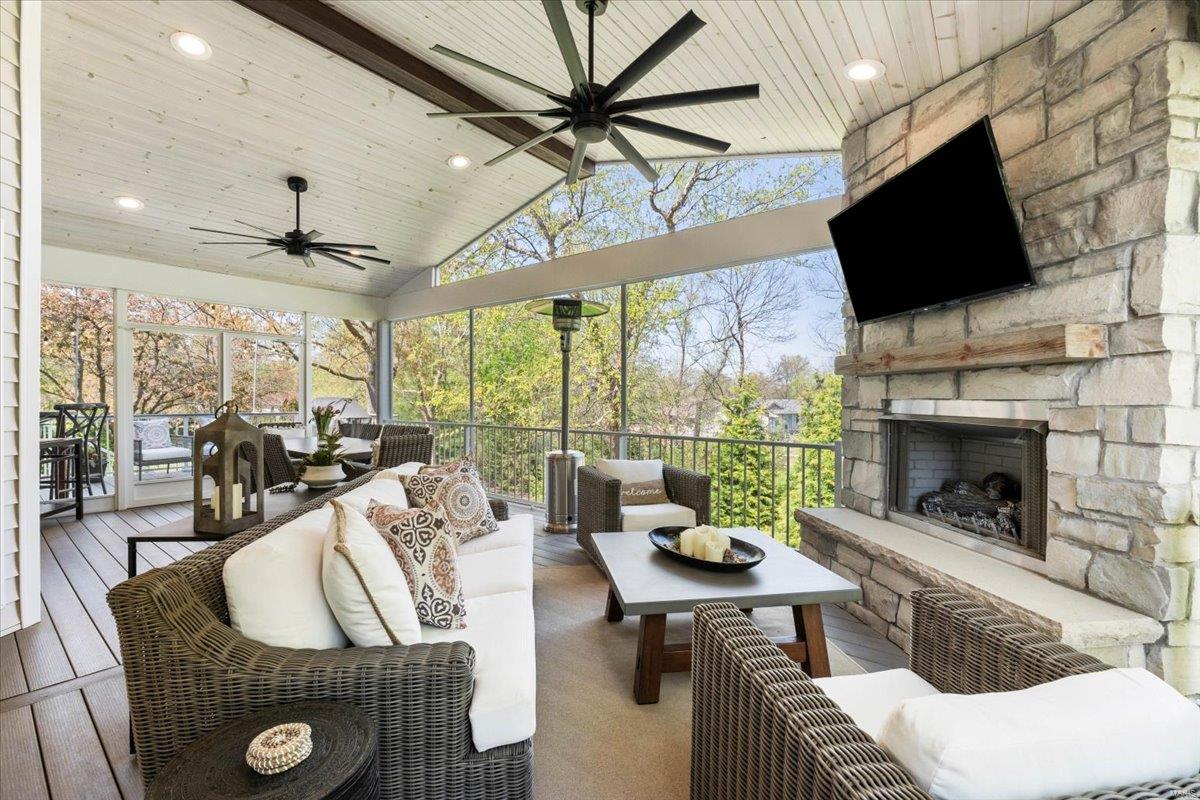 Chesterfield, Missouri 63017, United States, 5 Bedrooms Bedrooms, ,6 BathroomsBathrooms,Residential,Pending,113341