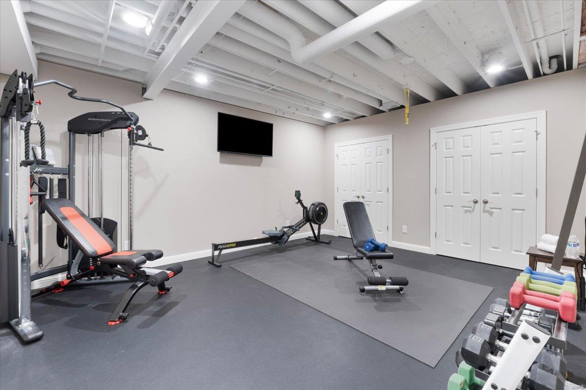 Chesterfield, Missouri 63017, United States, 5 Bedrooms Bedrooms, ,6 BathroomsBathrooms,Residential,Pending,113341