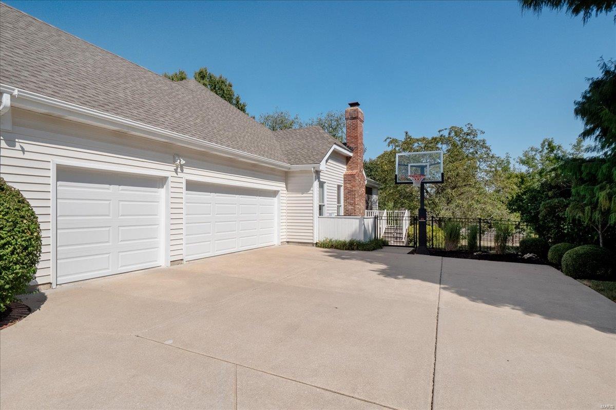 Chesterfield, Missouri 63017, United States, 5 Bedrooms Bedrooms, ,6 BathroomsBathrooms,Residential,Pending,113341