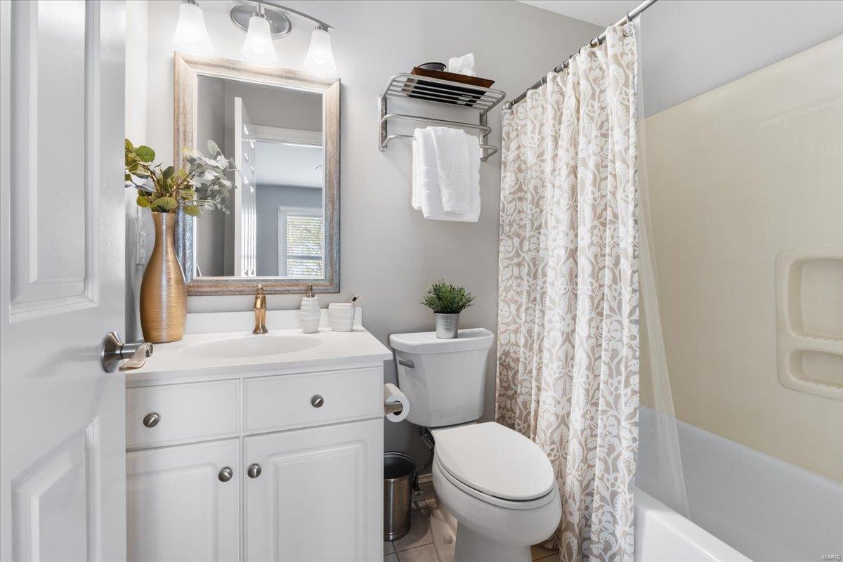 Chesterfield, Missouri 63017, United States, 5 Bedrooms Bedrooms, ,6 BathroomsBathrooms,Residential,Pending,113341