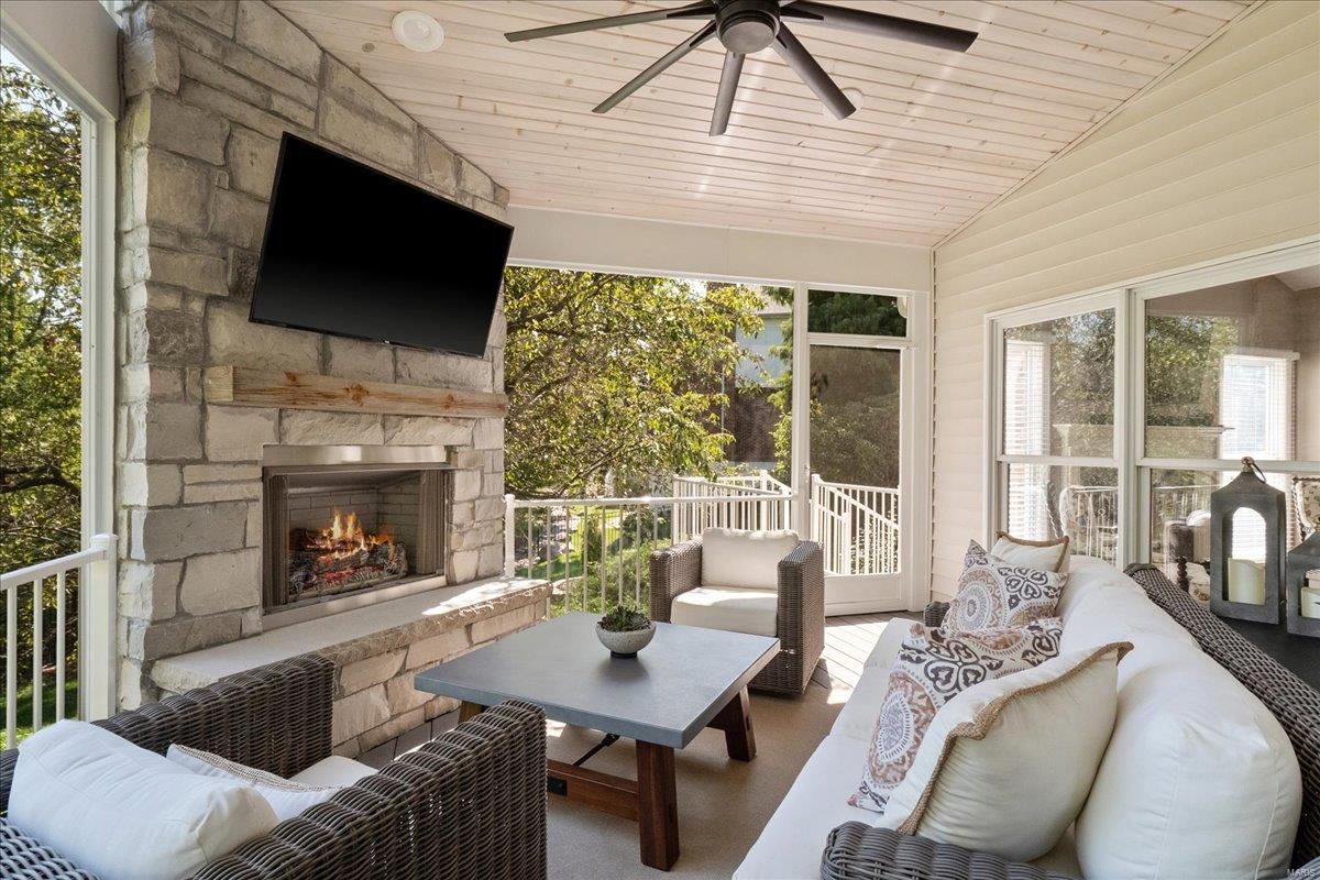 Chesterfield, Missouri 63017, United States, 5 Bedrooms Bedrooms, ,6 BathroomsBathrooms,Residential,Pending,113341