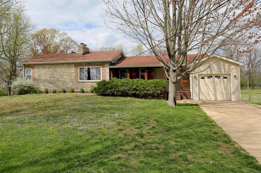 Great Starter Home. 2 bedrooms, 1 bath and a walkout basement. Beautiful level PARTIALLY fenced yard. One car attached garage. Covered porch and covered patio. Home needs a little TLC. Wouldn't take much to move right in. Great Location and Great Neighborhood. This home won't last long!  Some Newer windows Home has been very well maintained.

ALL OFFERS ARE DUE SUNDAY APRIL 11,2021 BY 9:00 WITH ACCEPTANCE TIME OF 5:00PM ON MONDAY THE APRIL 12,2021.

PLEASE DO NOT BLOCK THE NEIGHBORS DRIVEWAY.  THAT IS A RECORDER EASEMENT FOR THEIR DRIVEWAY TO THEIR HOUSE.  THANK YOU VICKIE