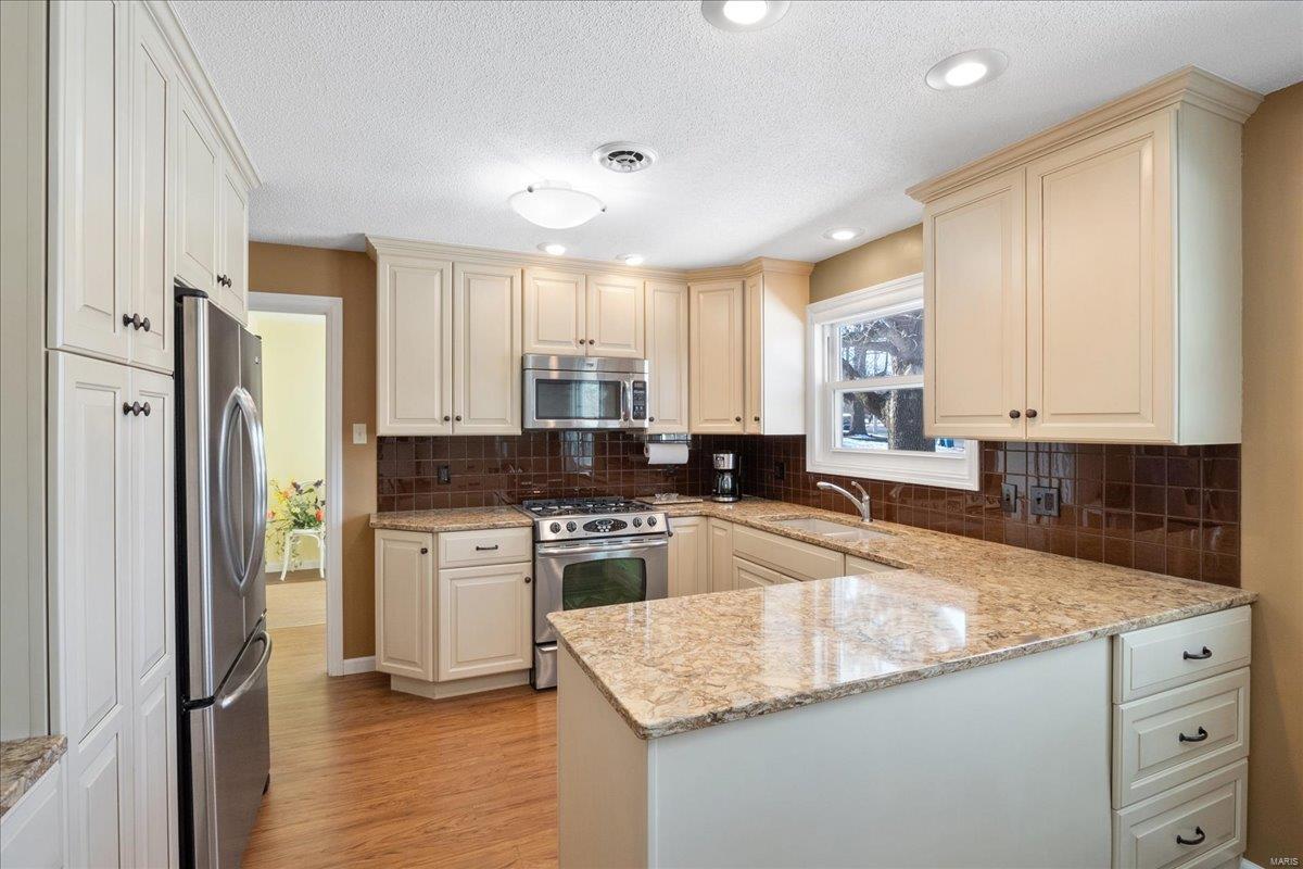 Edwardsville, Illinois 62025, United States, 3 Bedrooms Bedrooms, ,1 BathroomBathrooms,Residential,Pending,15104