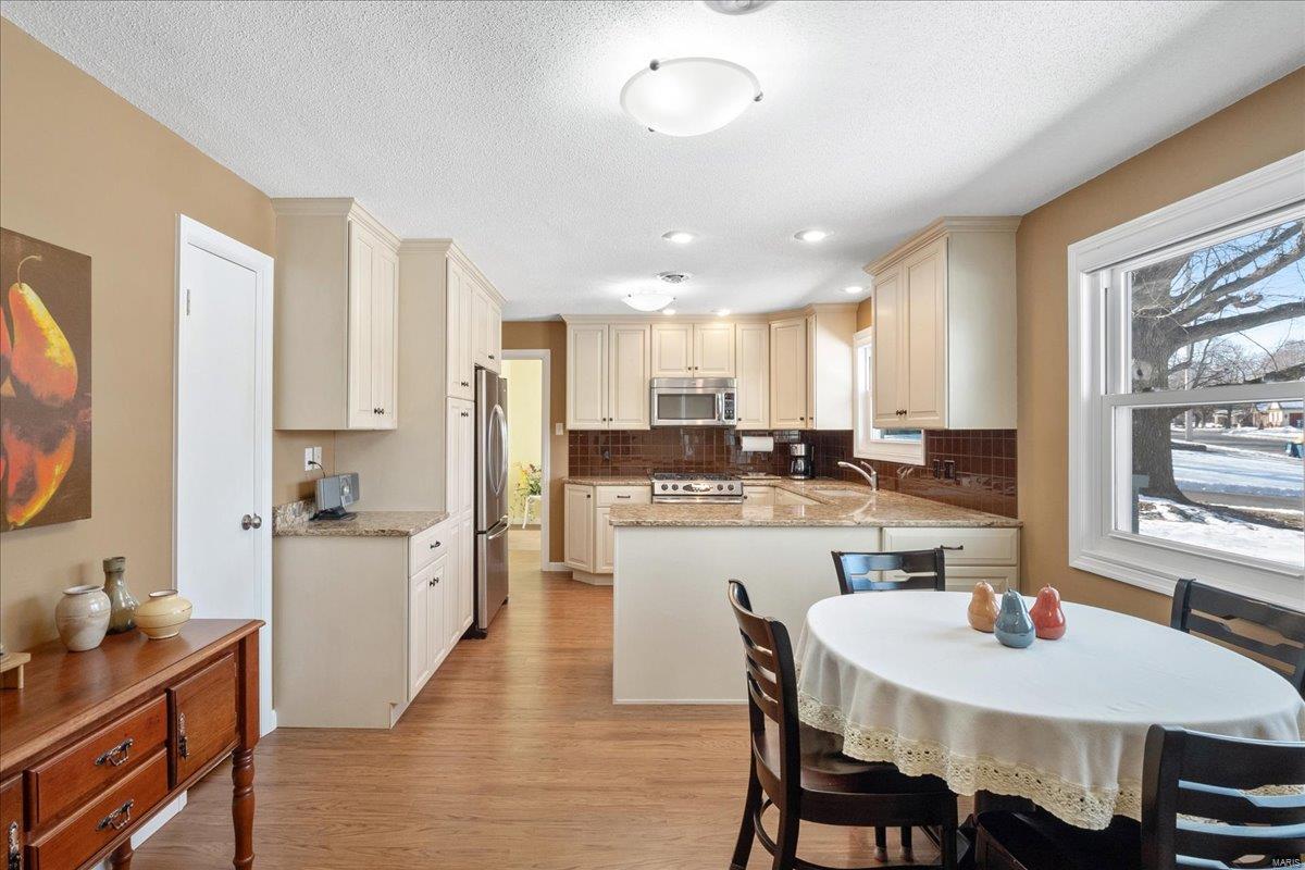 Edwardsville, Illinois 62025, United States, 3 Bedrooms Bedrooms, ,1 BathroomBathrooms,Residential,Pending,15104