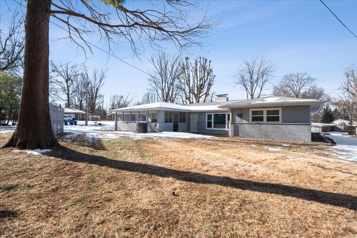 Edwardsville, Illinois 62025, United States, 3 Bedrooms Bedrooms, ,1 BathroomBathrooms,Residential,Pending,15104