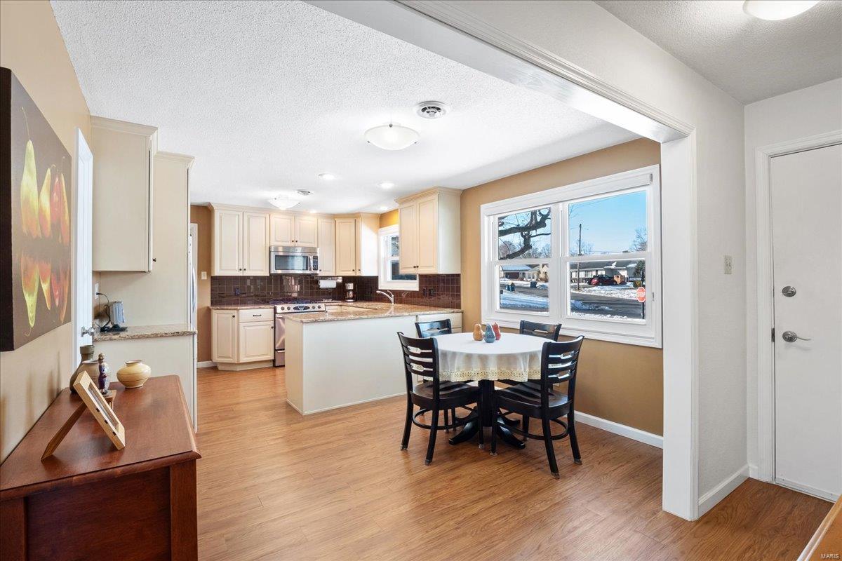 Edwardsville, Illinois 62025, United States, 3 Bedrooms Bedrooms, ,1 BathroomBathrooms,Residential,Pending,15104