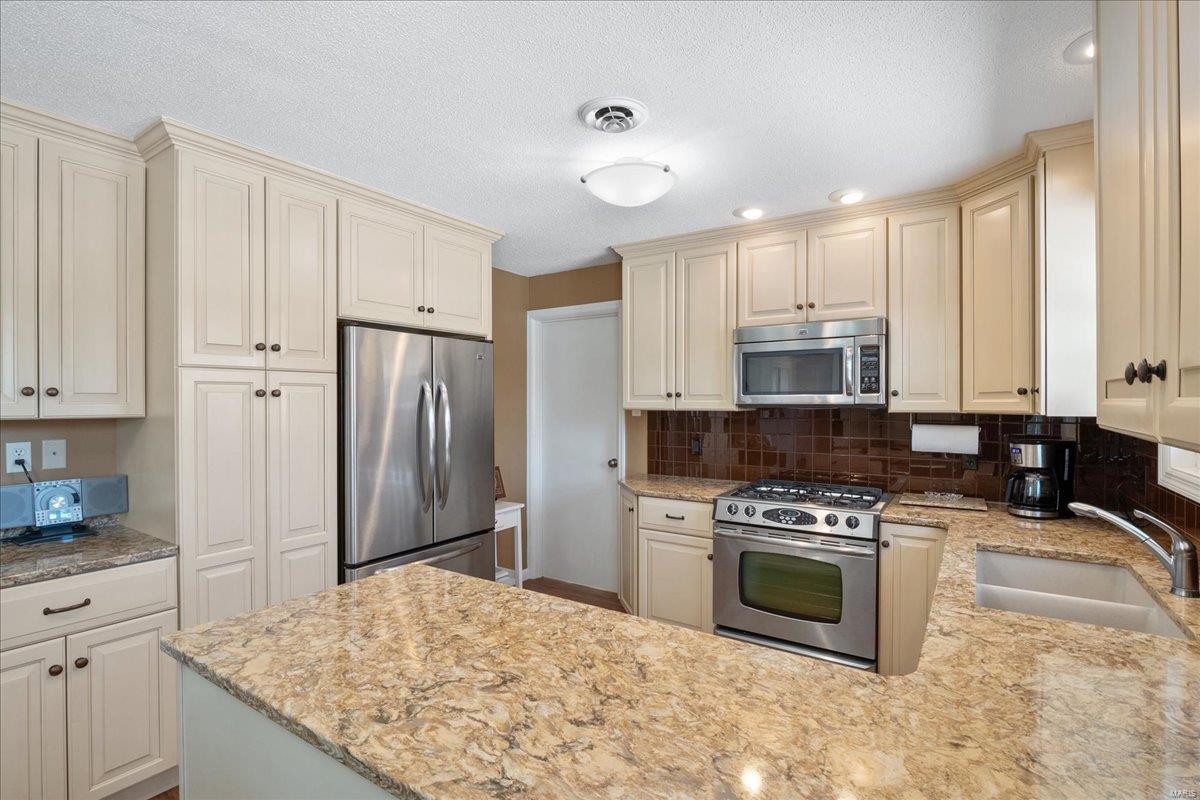 Edwardsville, Illinois 62025, United States, 3 Bedrooms Bedrooms, ,1 BathroomBathrooms,Residential,Pending,15104